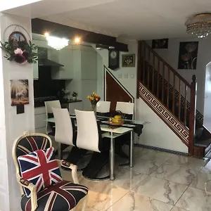  Сasa de vacaciones Cheerful 4 Bedroom House With Garden Free Parking